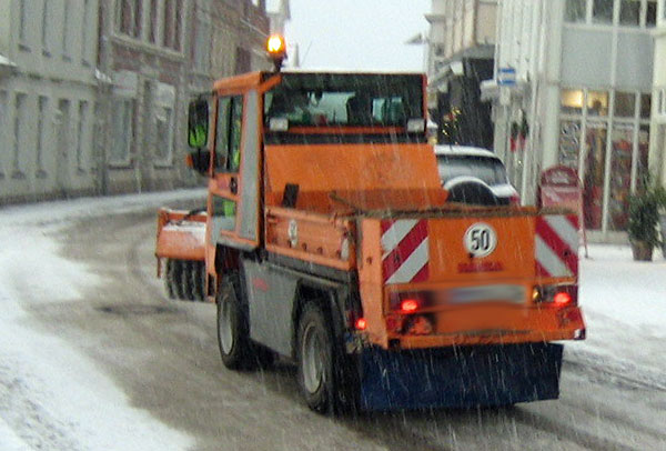 Die Erhebung von Straßenreinigungsgebühren in Lübeck komme „einem Schildbürgerstreich nahe“, schreibt die CDU in einer Mitteilung. Foto: Archiv/HN