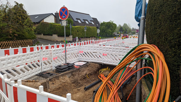 Im Teutendorfer Weg haben die Arbeiten für die Verlegung der Breitbandkabel bereits begonnen. Fotos: Helge Normann