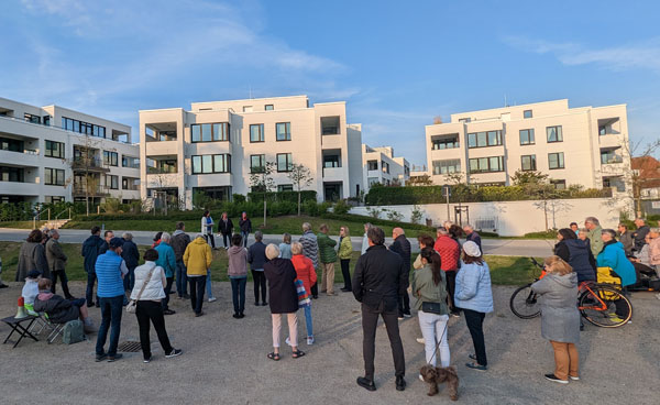Rund fünfzig Bürger und Vertreter von sechs Parteien nahmen am Donnerstag am Vor-Ort-Termin auf dem Parkplatz Godewind teil. Fotos: Helge Normann