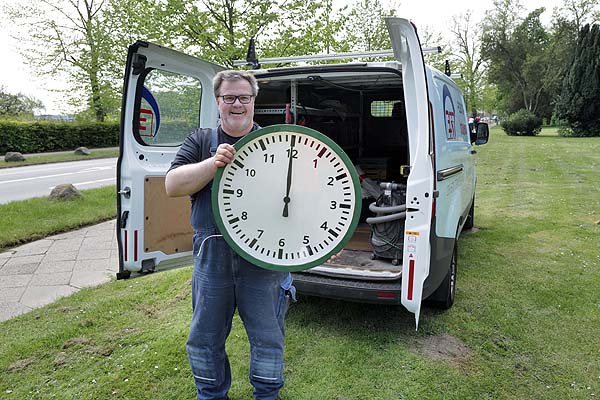 Gleich ist die Uhr wieder komplett: Der Travemünder Elektrikermeister Peter Stürholdt bringt das große Zifferblatt für die Uhr im Zippelpark. Fotos: Karl Ehard Vögele