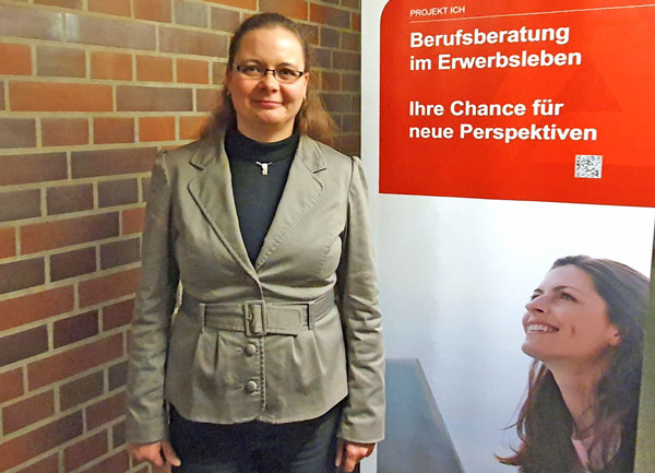 „Wir zeigen Ihnen, wie Sie Ihre Chancen ergreifen können“, verspricht Janina Schönfeldt, Lübecker Expertin im Team Berufsberatung im Erwerbsleben. Foto: Arbeitsagentur