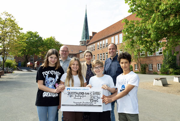 Die Travemünder Dienstleistungs- und Handwerkergemeinschaft unterstützt die Offene Ganztagsschule an der Stadtschule Travemünde mit einer Spende in Höhe von 2.000 Euro. Foto: Anja Hötzsch