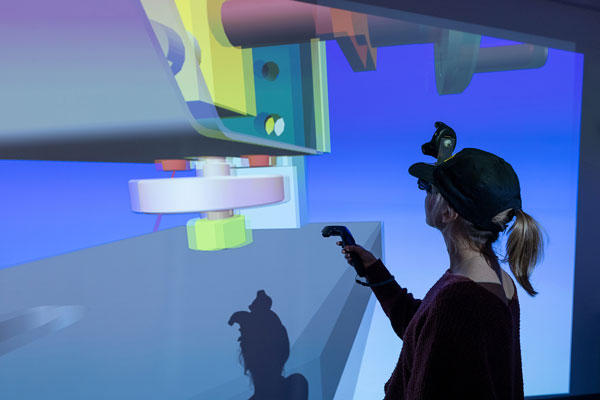 Eine Studentin schaut sich in einer Simulation ein Bauteil genauer an. Foto: TH Lübeck