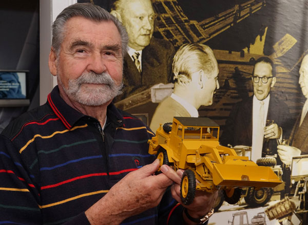 Siegfried Austel ist auch Initiator des Seebadmuseums, womit er vielen Travemündern einen Traum erfüllte. Hier zeigt er ein Modell einer Travemünder HATRA-Baumaschine. Fotos: Helge Normann