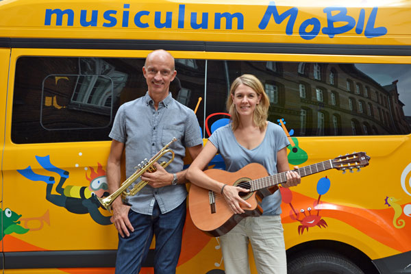 Das musiculum MOBIL ist ein Transporter, der mit Musikinstrumenten, Spielen und Klangexponaten ausgestattet ist. Fachpersonal lädt alle Kinder zum Ausprobieren der Musikinstrumente ein. Fotos: Veranstalter