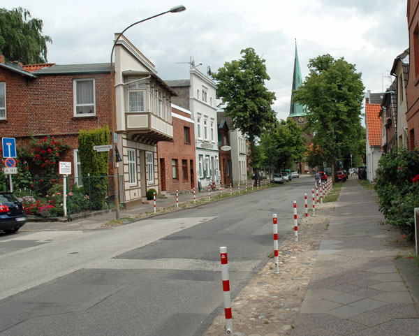 Blick in die Torstraße im Jahr 2005: Schon damals wurden die rot-weißen Poller-Reihen kritisiert, da sie den Blick die historische Altstadt-Kulisse stören. Fotos: Helge Normann