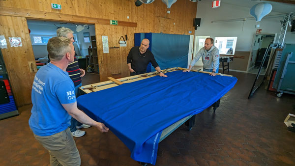 Da muss noch ordentlich Spannung drauf: Der Billardtisch im Haus der Jugend bekommt ein blaues Tuch. Fotos: Helge Normann