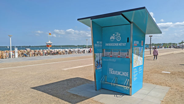 „Sonne tanken“ können jetzt nicht nur die Menschen am Strand, sondern auch deren Geräte an der Solar-Ladestation auf der Kurpromenade. Fotos: Helge Normann