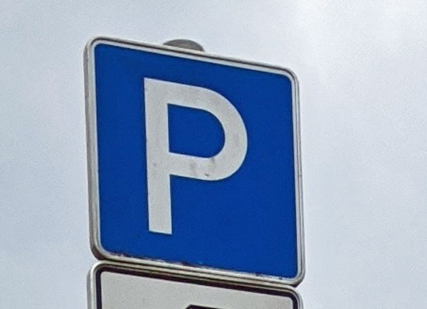Zur Gefahrenabwehr entfallen vier Parkplätze mit eingeschränktem Halteverbot in der Dr. Julius-Leber-Str. 73. Foto: Symbolbild