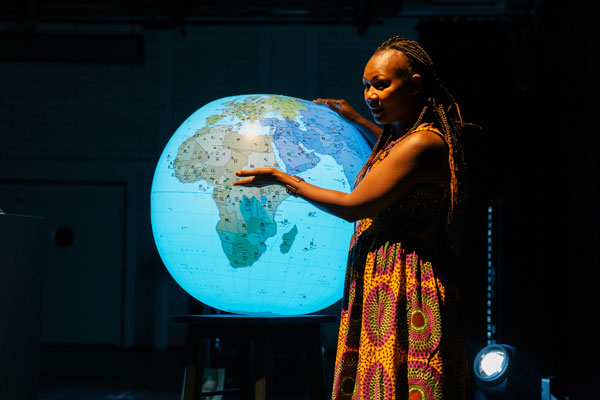 Wangari Grace folgt der Technik des musikalischen Geschichtenerzählens. Foto: Goethe-Institut_Julian Manjahi/Veranstalter