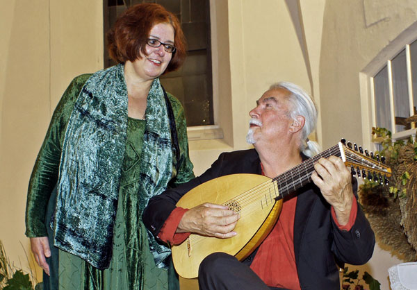 Sabine Loredo Silva (Gesang) und Ulf Dressler (Lauteninstrumente) treten in der Travemünder St. Lorenz Kirche auf. Foto: Veranstalter