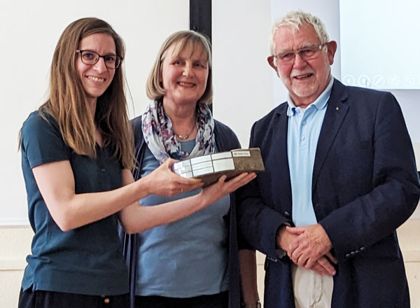 Jessica Richter vom Landschaftspflegeverein (links) nahm den Bürgerpreis von Christine Jaacks-Mirow und Dr. Udo Ott entgegen. Fotos: Helge Normann