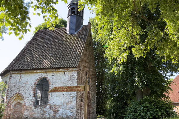 Die Wegekapelle in Klein Grönau wurde 1409 errichtet und eingeweiht und im Jahr 1423 an Lübeck verkauft. Fotos: Annkathrin Bornholdt