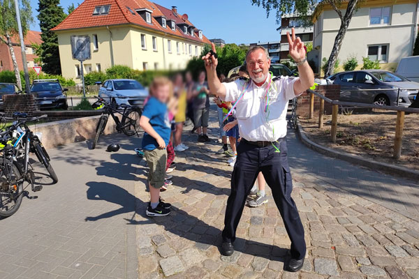 Immer freundlich, immer ansprechbar: Kinder der Gemeinschaftsschule St. Jürgen ließen Polizeioberkommissar durchs Spalier laufen. Danach gab es „give me five“. Fotos: STE