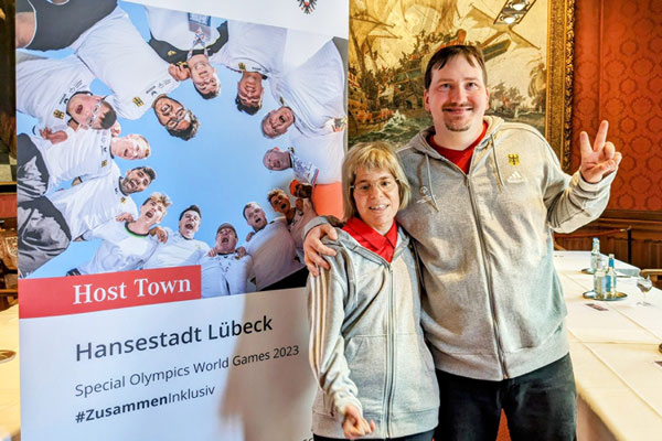 Stefanie Lutz und Christoph Leitner von der Diakonie Nord Nord Ost sind auch Botschafter Hansestadt für die Special Olympics. Foto: Diakonie Nord Nord Ost