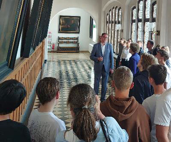 Bürgermeister Jan Lindenau führte die Schüler der Gymnasien durch seinen Amtssitz. Foto: Lübeck Partner
