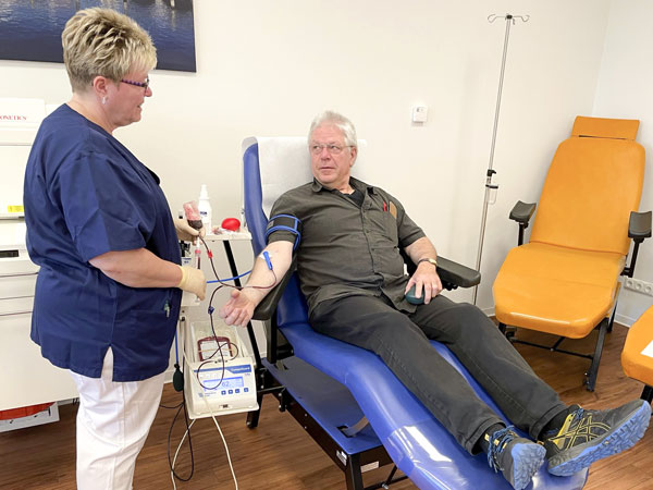 Volker Tiedchen spendet seit seinem 20. Lebensjahr regelmäßig Blut. Bei UKSH-Mitarbeiterin Kerstin Gatermann fühlt er sich in besten Händen. Foto: UKSH