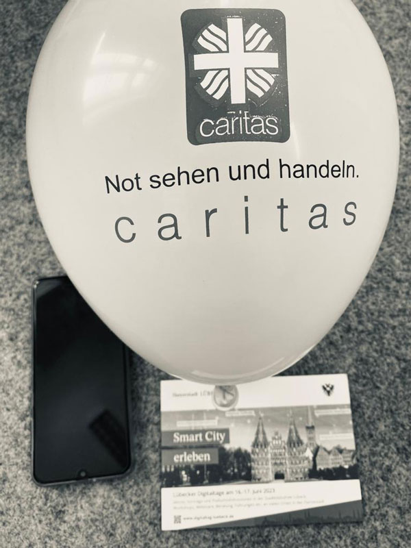 Am 16.06.2023 findet ein Workshop für SeniorInnen ab 65 Jahren unter dem Motto „smart-schwarz-weiß unterwegs“ bei der Caritas Lübeck statt. Foto: Veranstalter