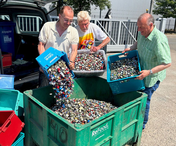 Frank Heidemann, Volker Koß und Marek Lengen geben gesammelte Kronkorken beim Lübecker Schrotthandel ab. Foto: Privat