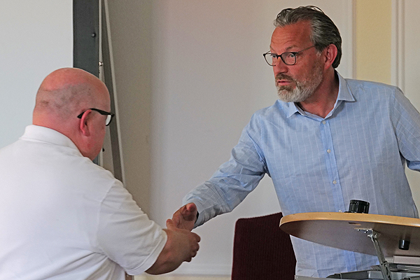 Henning Schumann (rechts) gratulierte Thomas Thalau zur Wahl zum Vorsitzenden des Travemünder Ortsrates. Fotos: Karl Erhard Vögele