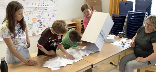 Auszählen der abgegebenen Stimmzettel. Fotos: Schule