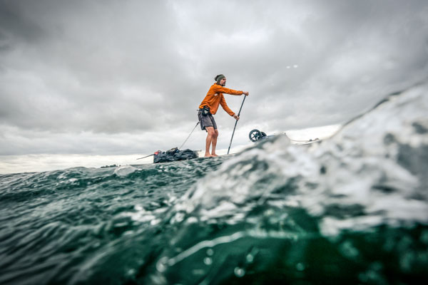 Auch bei stärkerem Wellengang auf der Ostsee muss Christo Foerster das Gleichgewicht halten. Fotos: Jozef Kubica