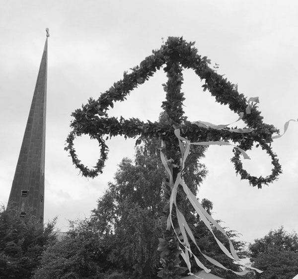 Midsommarbaum an der Paul-Gerhardt-Kirche. Foto: Gemeindebriefarchiv 