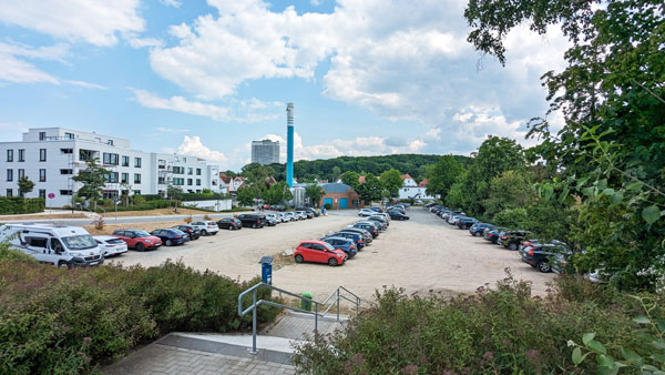 Ob statt des vorhandenen Parkplatzes „Godewind“ (Foto vom Sonntag, 18. Juni 2023) ein Parkhaus gebraucht wird, darüber wurde im Travemünder Ortsrat intensiv diskutiert. Fotos: Helge Normann