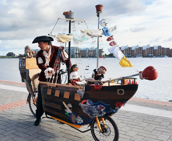Christoph Buchfink aus Göttingen fegt mit seiner Piratenkogge nicht über das Wasser, sondern durch die Straßen. Foto: Veranstalter