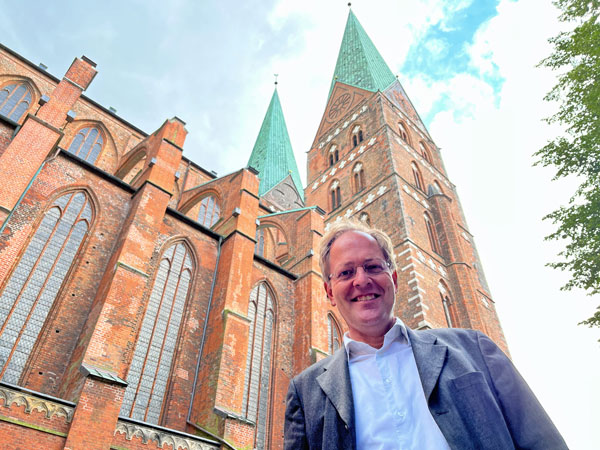 Robert Pfeifer, Pastor von St. Marien, kündigt Schwingungsmessungen im Glockenstuhl im Nordturm an. Foto: Bastian Modrow