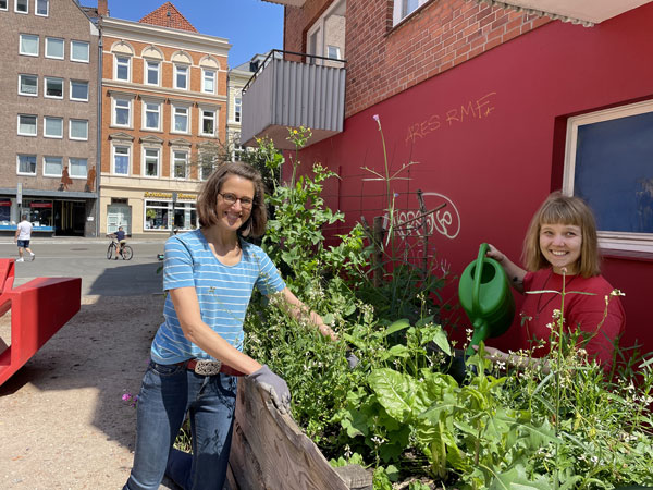Franziska Ribbentrop und Charlotte Stenzel arbeiten an den Hochbeeten des Urban Gardening-Projekts. Foto: HL