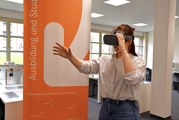 Jugendliche können mit VR-Brillen besondere Einblicke in über 100 verschiedene Ausbildungsberufe erhalten. Foto: Arbeitsagentur