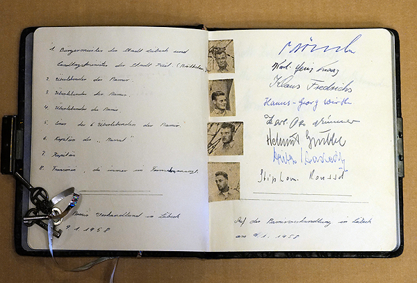 Während der Pamir-Verhandlung im Rathaus holte sich die damals 14-jährige Lübeckerin Evelyn Autogramme der Überlebenden. 65 Jahre später zeigte sie das sorgsam gehütete Zeitdokument bei einem Besuch auf der „Passat“. Fotos: Karl Erhard Vögele