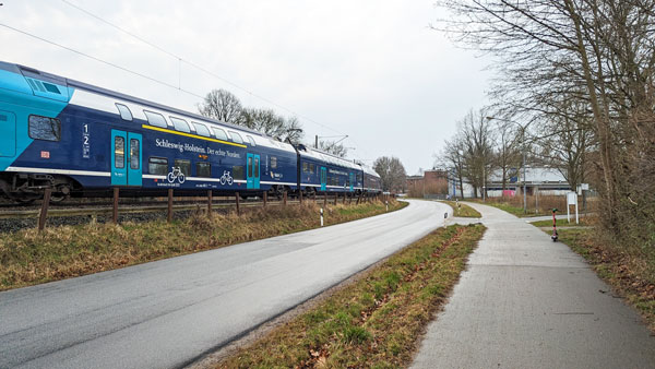 Schiene statt Straße: Die Stadt  empfiehlt die Anreise mit öffentlichen Verkehrsmitteln. Foto: Helge Normann