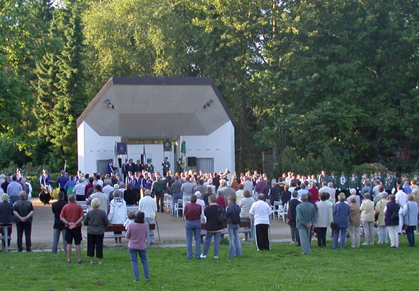 Unter dem Motto „Schwartau schwoft“ wird der Platz vor der Bühne des Kurparks ab 12:00 Uhr zum Tanzparkett. Foto: Archiv/HN