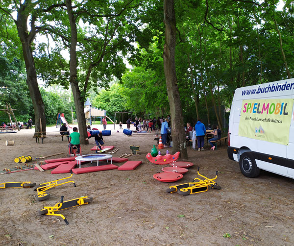 Highlight in der Ferienzeit: Das Spielmobil der Nachbarschaftsbüros der Hansestadt Lübeck. Fotos: HL