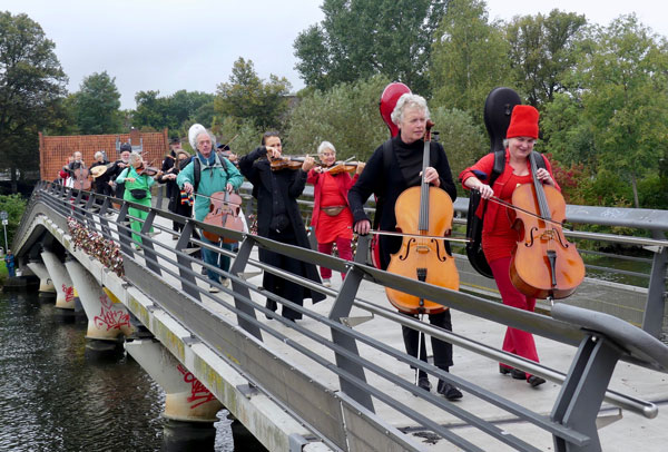 Am Wochenende vom 30. September bis 01. Oktober 2023 lässt das Erste Improvisierende Streichorchester (E.I.S.) den Pilgerweg Via Scandinavica erklingen. Foto: Veranstalter