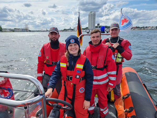Im Sicherungsboot vor Travemünde im Einsatz: Martin, Verena, Jonas, Jannis von der Wasserwacht sind in Travemünde im Einsatz. Foto: DRK Lübeck