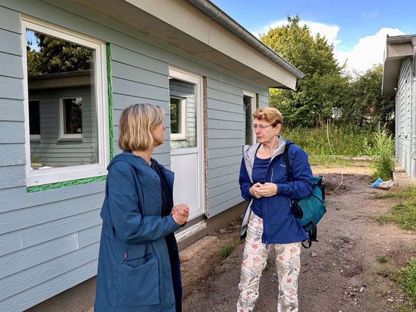 Silke Mählenhoff im Gespräch mit Susanne Tolkmitt vom Tierheim. Die Grünen fordern eine Soforthilfe für die Einrichtung sowie eine dauerhafte Erhöhung der Zuschüsse. Foto: Grüne