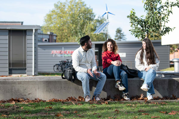 Drei Studenten der TH Lübeck nutzen die Pause zwischen den Vorlesungen auf dem Campus. Foto: TH Lübeck