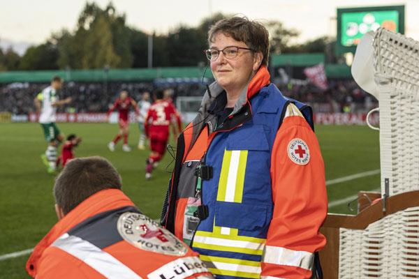 DRK-Bereitschaftsmitglied Nicole Berott als Sanitäterin bei einem Spiel des VfB Lübeck im Stadion an der Lohmühle. Foto: Axel Baur / DRK