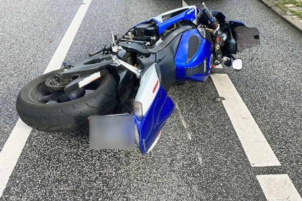 Infolge des Sturzes schleuderte das Motorrad gegen den Opel eines 37 Jahre alten Lübeckers. Beide Fahrzeuge wurden beschädigt. Foto: Polizei