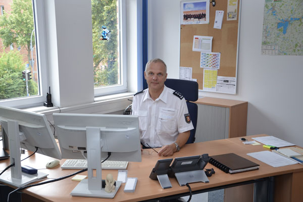 Erster Polizeihauptkommissar Detlef Frase an seinem neuen Arbeitsplatz in Bad Schwartau. Foto: Polizei