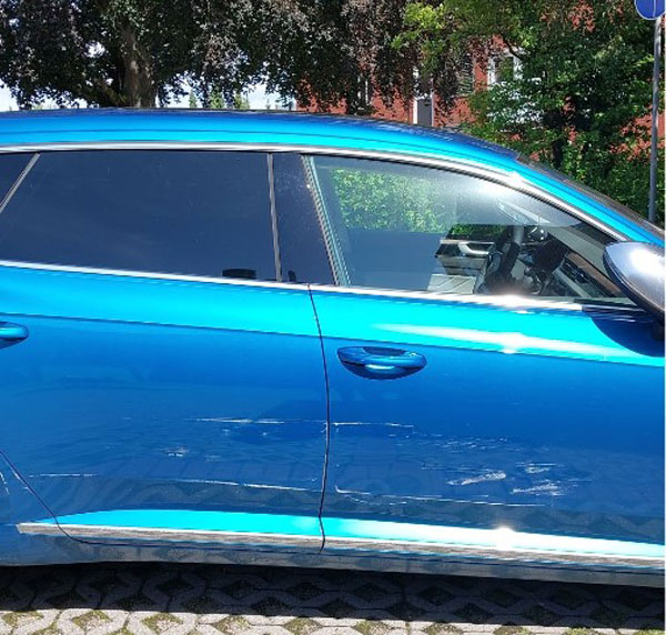 Der VW Arteon wurde auf der rechten Fahrzeugseite stark beschädigt. Die Polizei sucht Zeugen. Foto: Polizei
