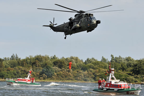 Es wird zwar nicht gleich der „Sea King“ (wie hier 2012) sein, der zur Übung über der Siechenbucht schwebt, aber auch der angekündigte ADAC-Hubschrauber dürfte für spektakuläre Szenen beim Winchmanöver sorgen. Fotos: Helge Normann