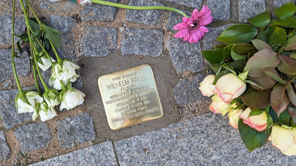 Im Rahmen einer Gedenkfeier wurde der zweite Stolperstein in Travemünde verlegt. Er erinnert an Wilhelm Prull (1910 – 1943). Fotos: Helge Normann