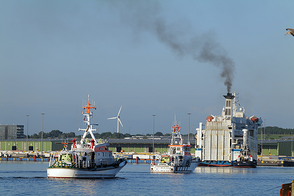 Die Huckleberry Finn wurde zurück nach Travemünde begleitet. Fotos: Karl Erhard Vögele