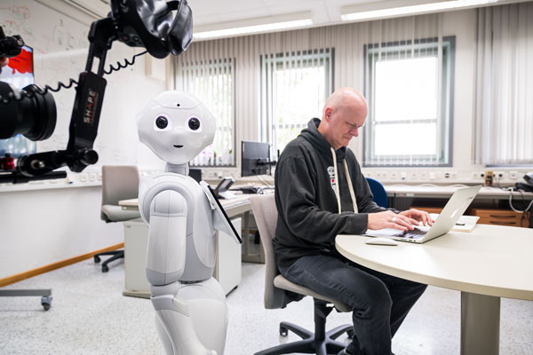 Wissenschaftler Thomas Sievers bringt Roboter „Pepper“ Plattdeutsch bei. Fotos: Olaf Malzahn / Uni Lübeck