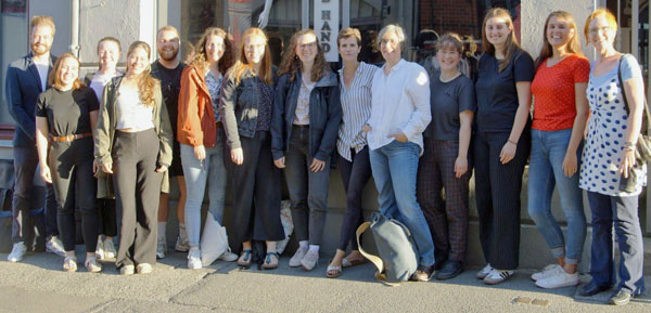 Gemeinsam und engagiert: Die Studenten der Universität Lübeck erfolgreich beim Abschluss des Kurses zur ehrenamtlichen Sterbebegleitung beim Hospizdienst Gemeinsam Gehen. Foto: Travebogen