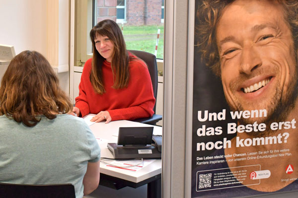 Melanie Steinhäuser, Lübecker Expertin im Team Berufsberatung im Erwerbsleben, lädt zur offenen Sprechstunde. Foto: Arbeitsagentur